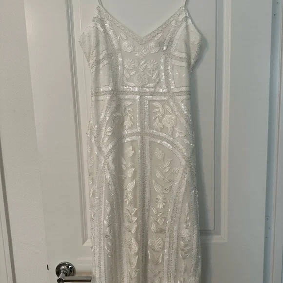 Elegant White Floral Embellished Dress - Picture 1 of 7